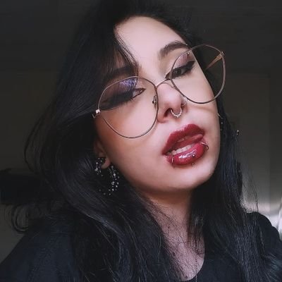 24 anos, ela/dela, bookstan e eu não sei o que eu ainda tô fazendo aqui