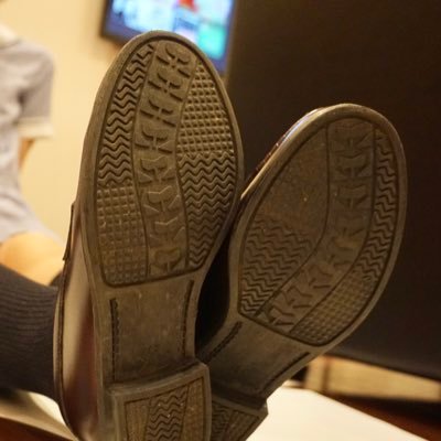 美しい女性が履く靴、綺麗で可愛い靴とは裏腹に何を踏んだかわからないゴミの付いた靴底。靴・靴底のお写真買いますDM下さい。中の人→@loafer_trample
