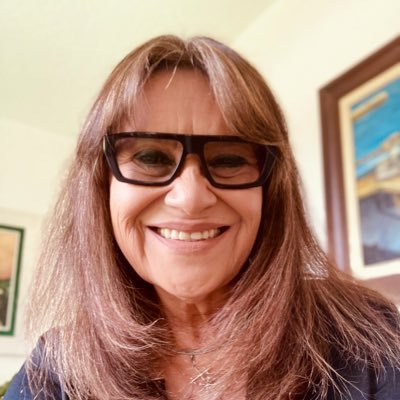 Escritora, maestra, correctora de estilo, curiosa por naturaleza, artista plástico