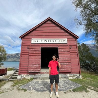 Vsmh96's profile picture. Well, hello there 

IG: vsmh96