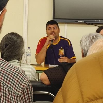 Aquí se admite el humor, se habla de F1 y se quiere mucho a los animales. En la coordinadora local de Esquerda Unida y militante del PCG. En Bluesky