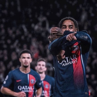 okhozerox's profile picture. ici c’est Paris ou rien ❤️💙🫵