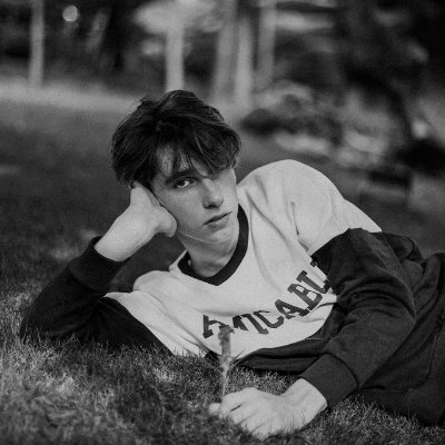 Shawu348704's profile picture. 