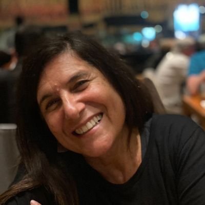 Documentalista con Maestría en Ciencias de la Universidad de Columbia y becaria Fulbright. Sus documentales promueven la conservación de la naturaleza.