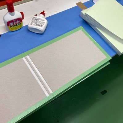#小さな製本屋さん | 平日は製本会社勤務 | 超少部数の絵本•句集•短歌集等なんでも | #製本 | 部数や予算の関係で大手業者に頼みづらい方の味方になりたい。ZINEなどの並製本からのハードカバー化が得意です。ご用件はDMにてお願い致します📮レッズサポ。キャンディーズはミキちゃん派でした。