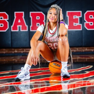 south mecklenburg ❤️🖤🤍 |5’6 | C/O 2027 | GPA 3.79