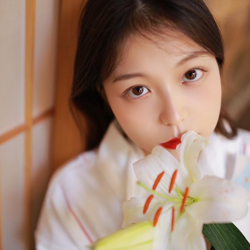 BrowniRobe70588's profile picture. 好看的鎖骨千篇一律    有趣的肚子彈來彈去