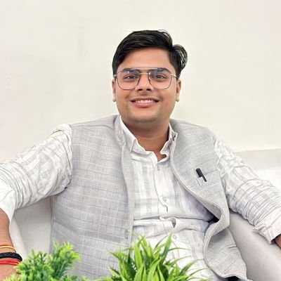 प्रतिभा रहें,पद न मिले,तो कर्ण बनते हैं, पद मिले,
प्रतिभा न रहें,तो धृतराष्ट्र बनते हैं !!
🚩धर्मो रक्षति रक्षितः🚩