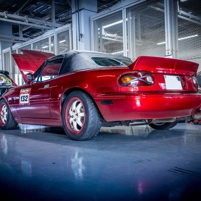 ホンダトゥデイで岡山県の中山サーキットと備北サーキットで耐久レース参戦中、チーム和気ベースです♪
プライベートではNAロードスターを10年以上乗ってます、たまにサーキット走行を楽しんでます。