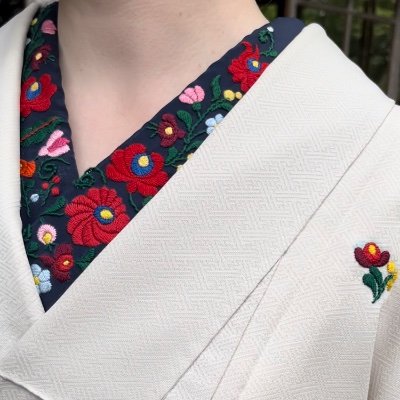 ハンガリー刺繍のオリジナル半襟や着物やポーチなど作ったり。発注承ります〜
刺繍糸はハンガリーから持参した洗濯機OKな綿の糸です🪡
着物が大好きすぎているハンガリー人(東ヨーロッパの小さい国)です。普段着着物。会社行っても着物。アンティーク着物も好き。
インスタ: kimono.hungary_andi