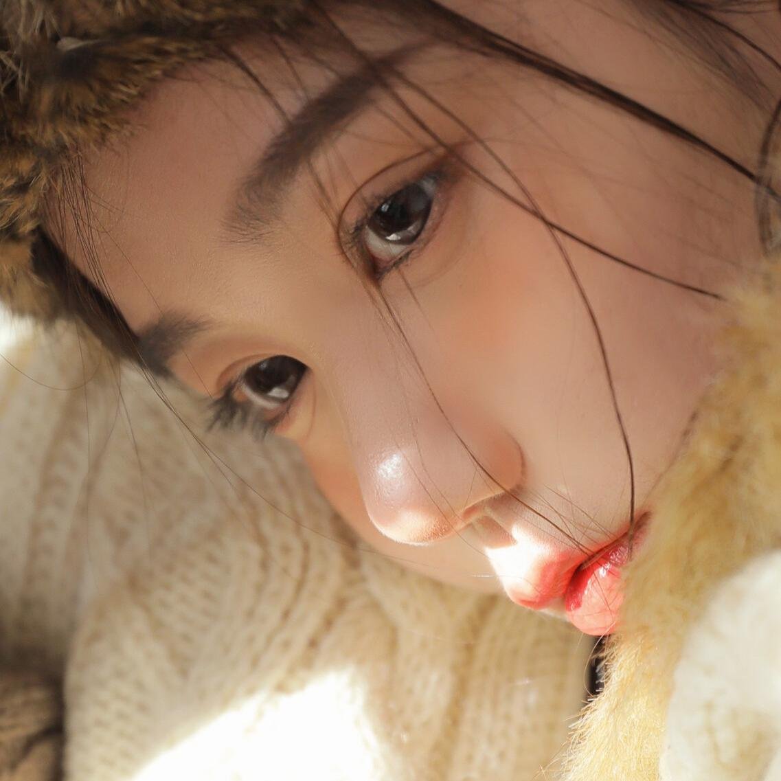 DonnexMona78523's profile picture. 安靜地閱讀一本書，嘴角帶著靜如止水的笑。