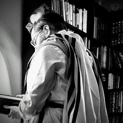 arbaminim's profile picture. I sit around eating hummus