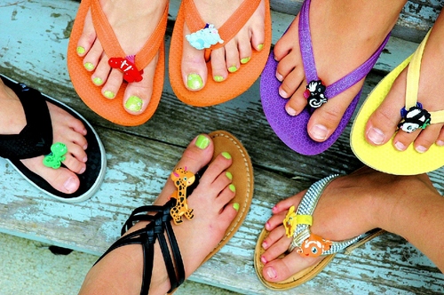 FloppetsUSA's profile picture. Floppets are the fun, cool, connectible, collectibles that attach just about anyWEAR you want!  http://t.co/gOP3rwuNn6