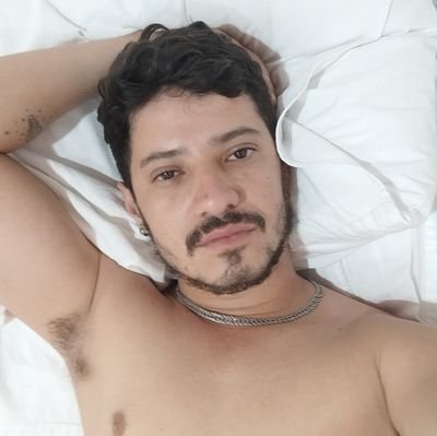 Administração pela Uniderp/
Matemática UFMS cursando/
Homem bissexual/
Fragil, mas não como porcelana, frágil como uma 💣/
casado com um vagabundo.