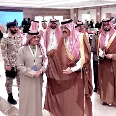 فنان تشكيلي. مشرف الفنانين التشكليين جمعيه جسفت متطوع في الهلال الاحمر السعودي عضو في نادي الفنانين حائل