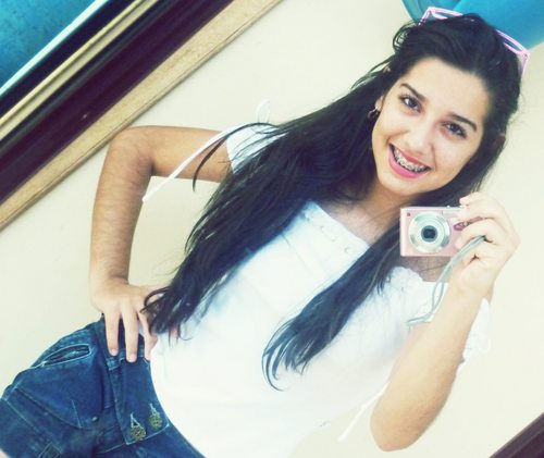 tenho 14 anos saopaulina , adoro sair com amigos,amo a Avril Lavigne .♥