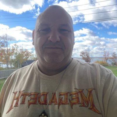 im just a man living one day at a time, making sober memories, living my best life. Looking for genuine people on here. I am not looking for “services”