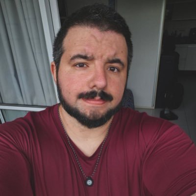 Entusiasta e YouTuber de Tecnologia (346K), músico, estóico, dinossauro e pai de 4 gatos tcholas.
