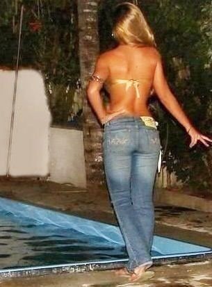 Loira do olho verde , patricinha ? Ahh claro neh ;D irmã gêmia da @_AnahRodrigues que mais ? falow ai !!