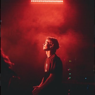 27 yo - Éditeur de sites web / SEO / affi - DJ techno music 🎧