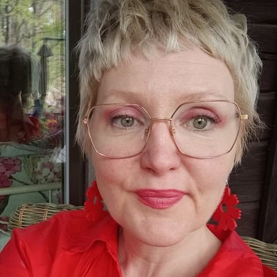 Rykoski's profile picture. Taidemaalaria kiinnostaa lapsuus, yksinäisyys ja yhteys, sisäinen lapsi ja ajan olemus.