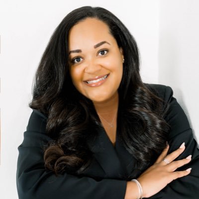 #SchoolPR • Author of The Ed Branding Book 📖 • I tell stories for a living ❤️ #edbranding #author #tellyourstory #podcaster