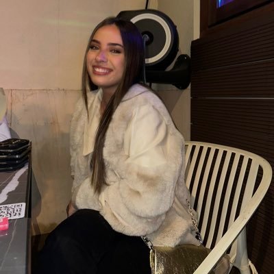 valeriiacorrea_'s profile picture. say you love mee!🌹 ig:valeriiacorreaa_