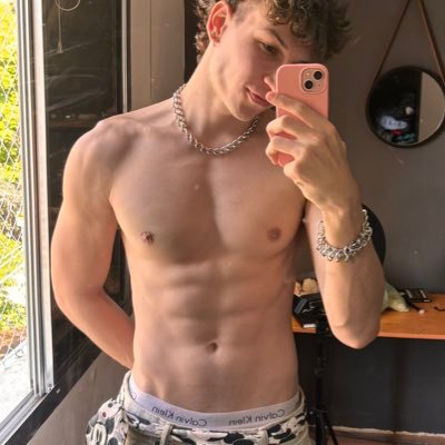 o que você procura provavelmente tá na bio 🔥 https://t.co/FGAtxILZsy