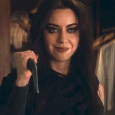 literally a 30 year old white collar worker, she/they, here for loki & lestat content