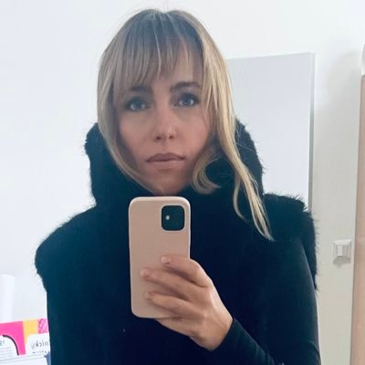 SrnaTina's profile picture. 