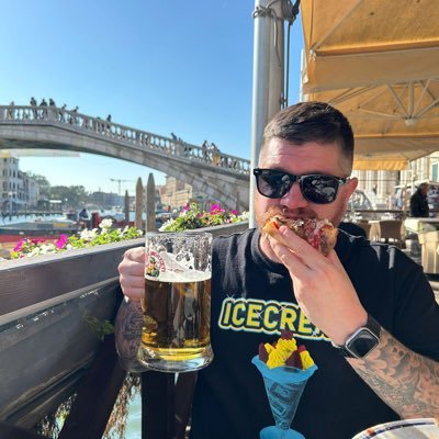 Father, Stand-Up Comedian, Podcast host #BlackpoolFC #RaiderNation #Luna Creator of The World Cup of Pubs, co-founder & co-host of NFL Podcast @3rdshortpod