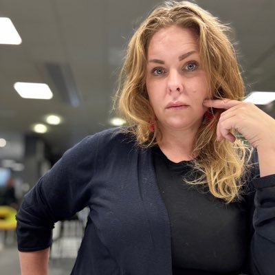 Journalist.
Är också mamma till några härliga, dotter till en mamma på de sju haven och har ett bra kompisgäng.