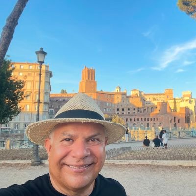Notario y escritor. Autor de Tribulaciones de la memoria, Cuentos breves.