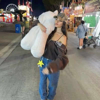 dearsosity's profile picture. @/madisonbeer fan acc - mbhq follows 🎀