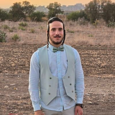 shmili_yakter's profile picture. לשעבר מגיש הפינה 'המבקר הכשר' בערוץ i24. חוקר טעמים, תרבויות ואוכל שמחבר בין אנשים. עכשיו רכוש צבא הגנה לישראל
