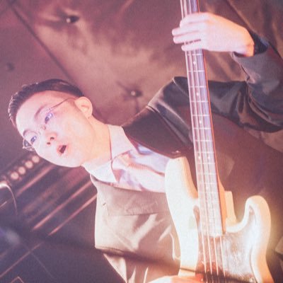 特撮と猫と寝ること/ Rip van cats(@cats_rip)のベースでありサイケデリックミリタリーパフパフ(@pafpafpsy)のボーカルです。インスタhttps://t.co/8JUjM3FFHT