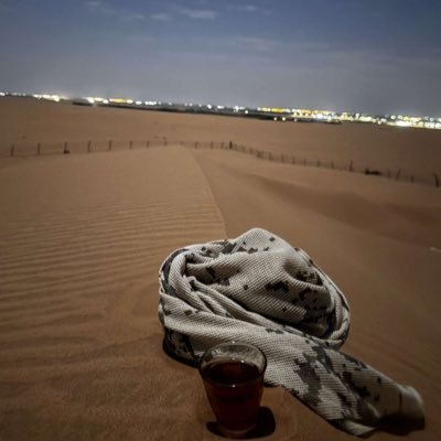 ما يعتذر بالظروف إلا عديم القرار. وما يبكي من الحياة إلا مساكينها