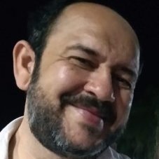 Militante comunista cearense no DF. Sociólogo e dirigente sindical bancário.