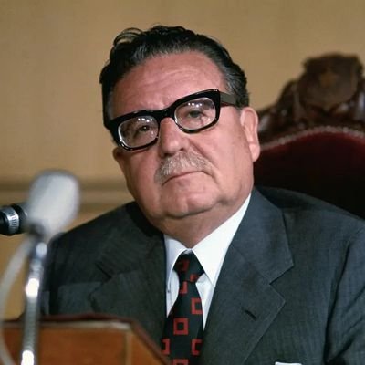 progresista lector...
El pueblo debe defenderse, pero no sacrificarse. El pueblo no debe dejarse arrasar ni acribillar, pero tampoco puede humillarse. Allende