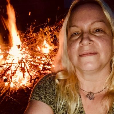 A technical & creative writer, Photoshopper, & fan of delicious flavor 🍍 Born again atheist, practicing troublemaker, & married to a Brit musician.