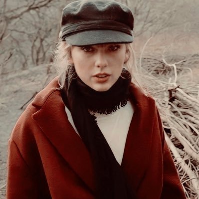 @taylorswift13: My glitter nail polish says ‘party’ but my sweat pants/bun on top of head ensemble say ‘room service and journaling my feelings’.