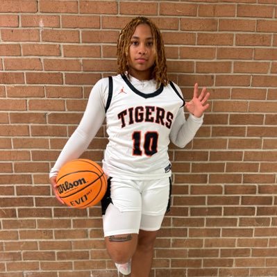 Kentucky State Commit💚💛|| 2k Pt Club || 2X State Champ || 2X All State || 4x Conf || 🎓2025🧡SVHS🖤YouTube: https://t.co/uE3NakQPwI || PG-5’4