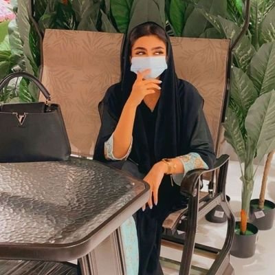 التسوق واكتشاف كل ما هو جديد في عالم الأزياء هما شغفي، ولا أتردد في إبداء رأيي بكل صدق ومنطق.