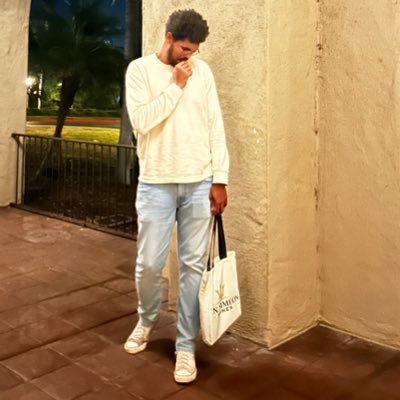 ItsDevonian's profile picture. just a gay living life