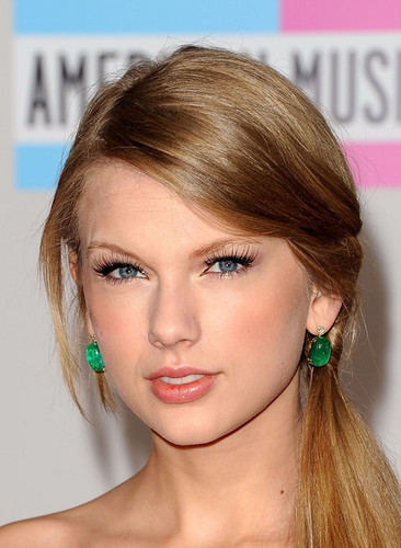 I'm obsessed  Taylor Swift. Her #1 FAN! I love to read books and like every other teenager I can't live without music.I love BTR, the best band EVER. Swiftie