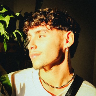Futuro biomédico, viciado em anime, kali uchis e fzr trilha