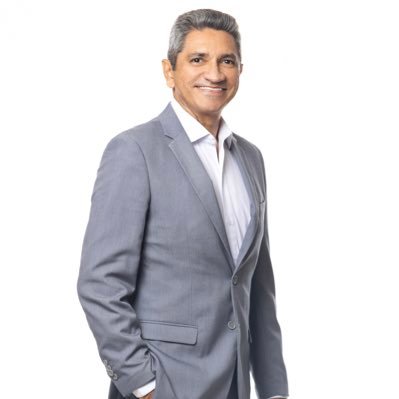 Casado com Aliana Flávia, Pte do PL Parnamirim, Radialista, Apresentador de TV, Presbítero.