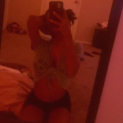 yoo my name niyah im 16 and i love roblox and chillin w my bf
