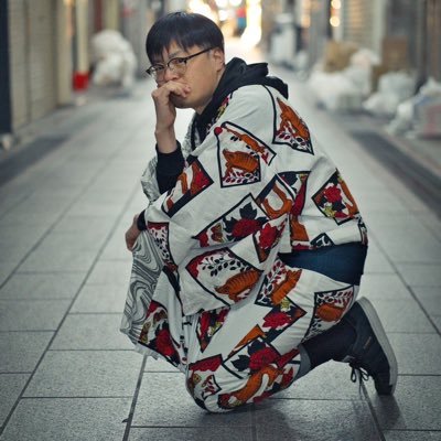 SoulやFunkなどのBlack musicを背景に持ち、7inchでのダイナミックなDJプレイから、12inchでのHouse / Crossover、データでのBass Musicなど幅広いジャンルとデバイスを扱い、その瞬間のGrooveを創り出すオリジナルスタイル #着物dj
