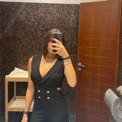 perennemente annoiata, divoratrice di serie tv e tifosa del napoli 🥱